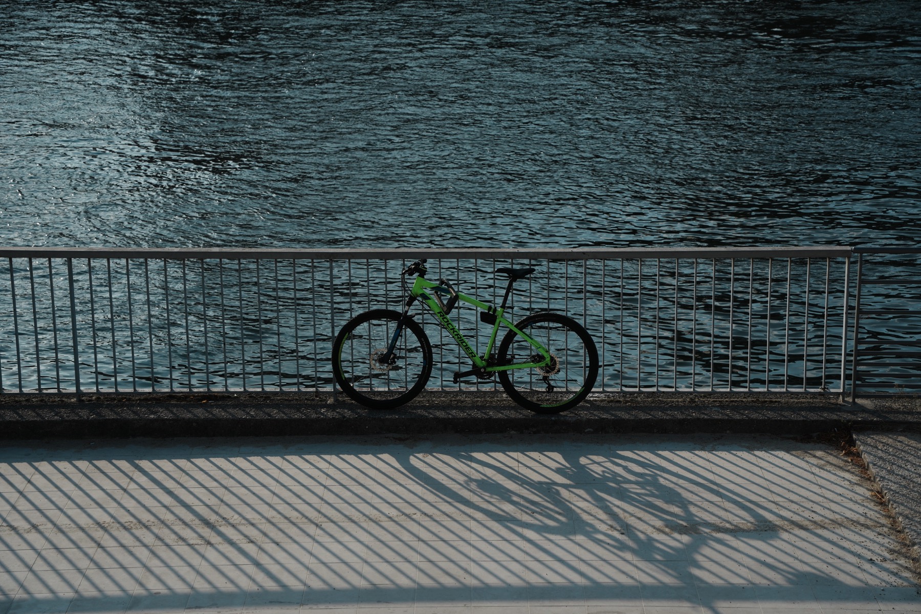 Neon by the water / 水边霓虹